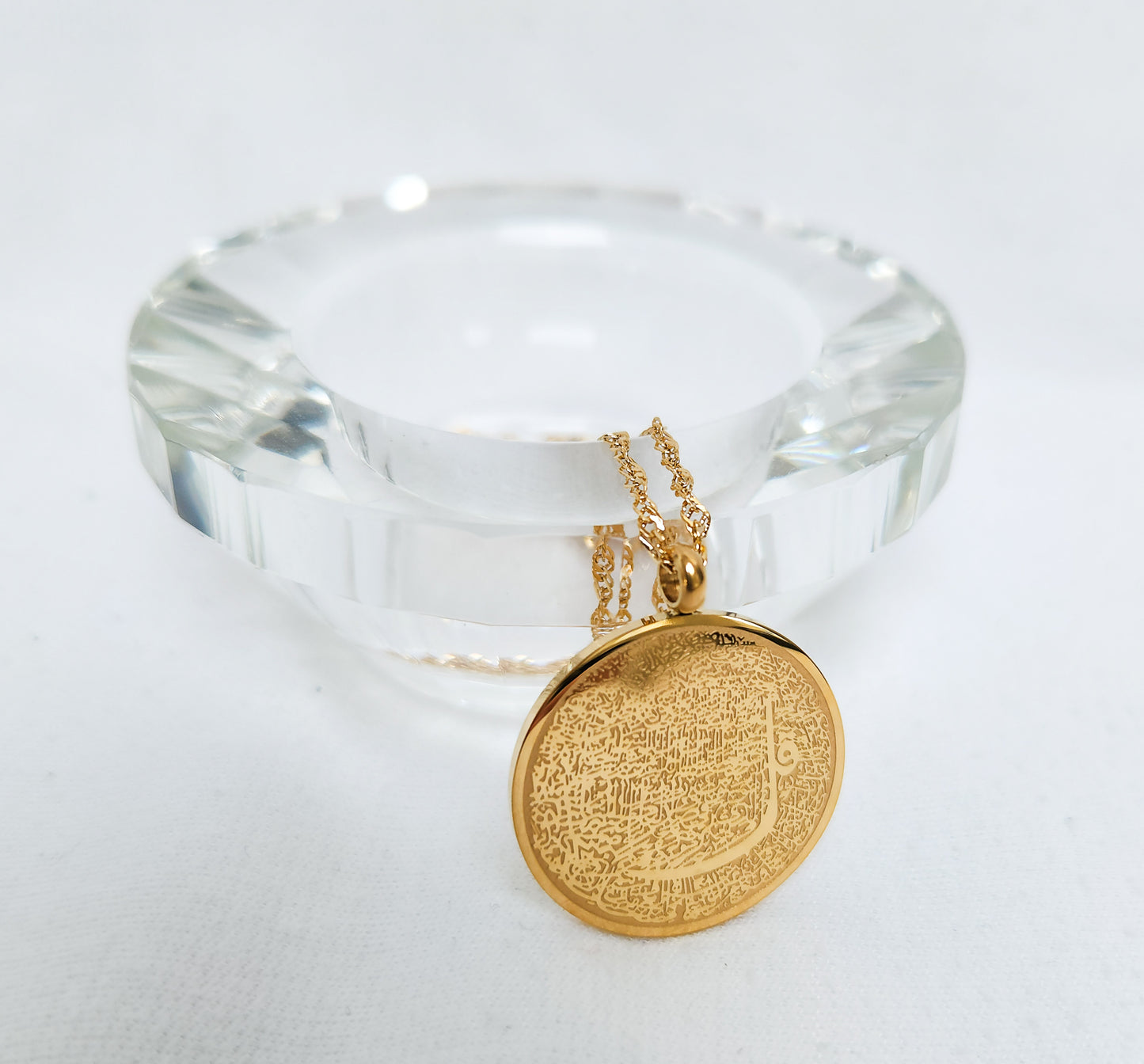 4 Qul round pendant necklace