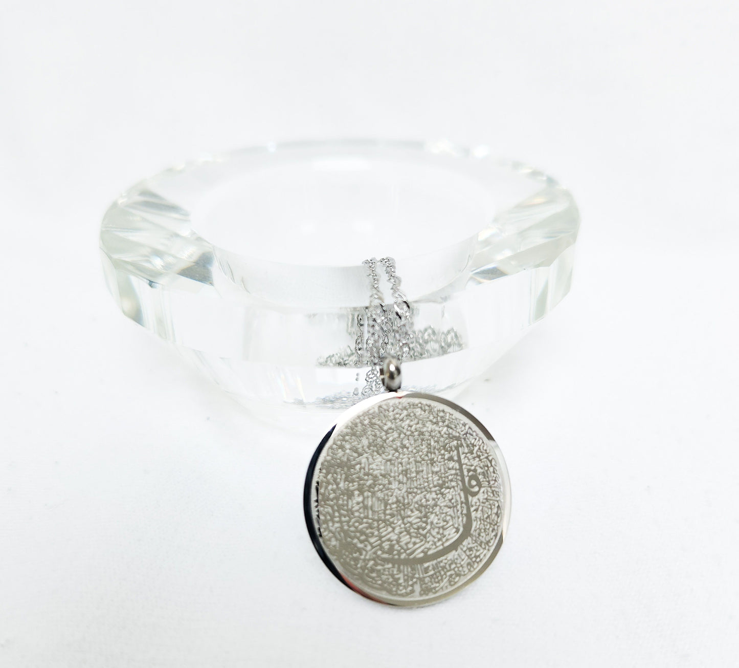 4 Qul round pendant necklace