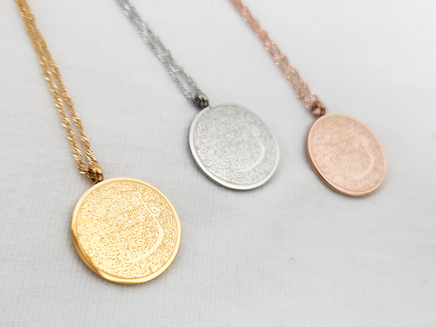 4 Qul round pendant necklace